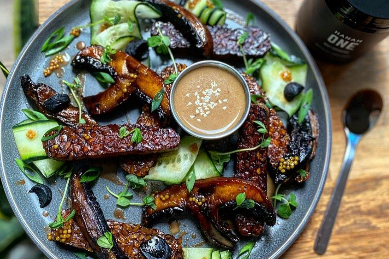 Glazed tempeh and portobellos with HANAH ONE satay sauce
