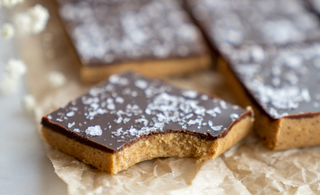 Almond butter chocolate bars with HANAH ONE