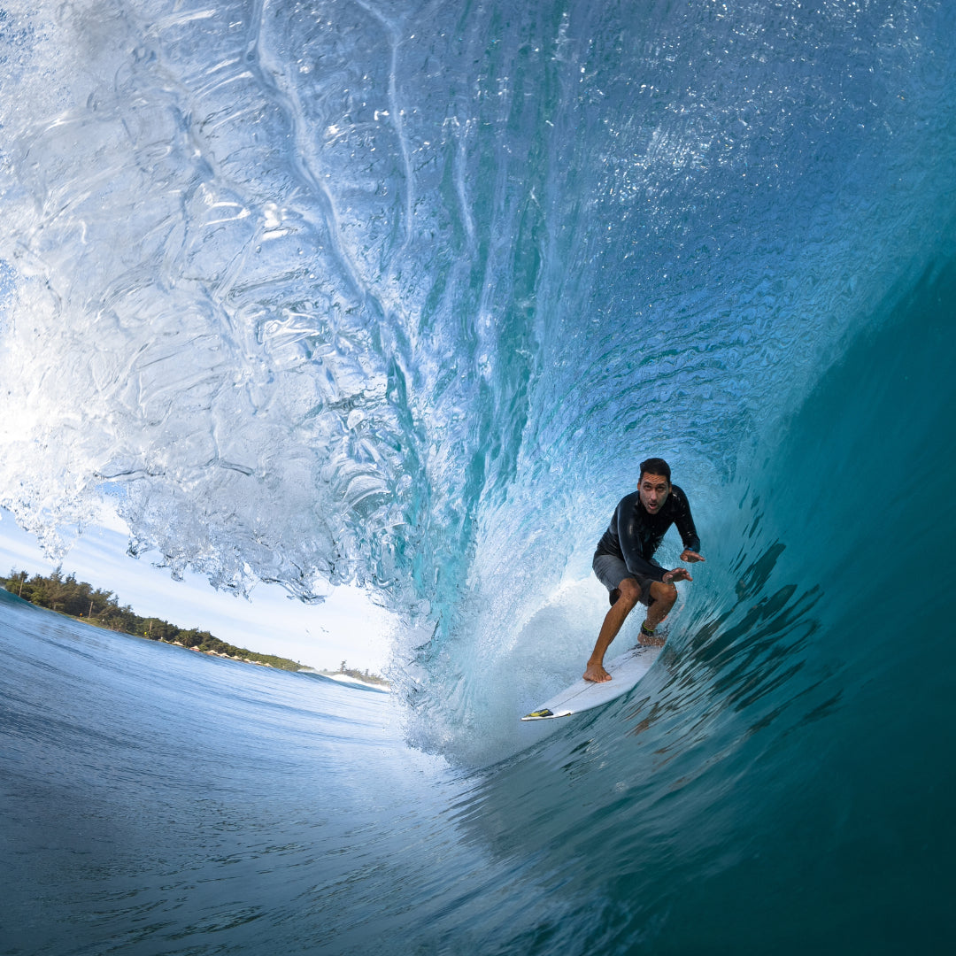 Hanah Hero Otto Flores surfing and riding a wave