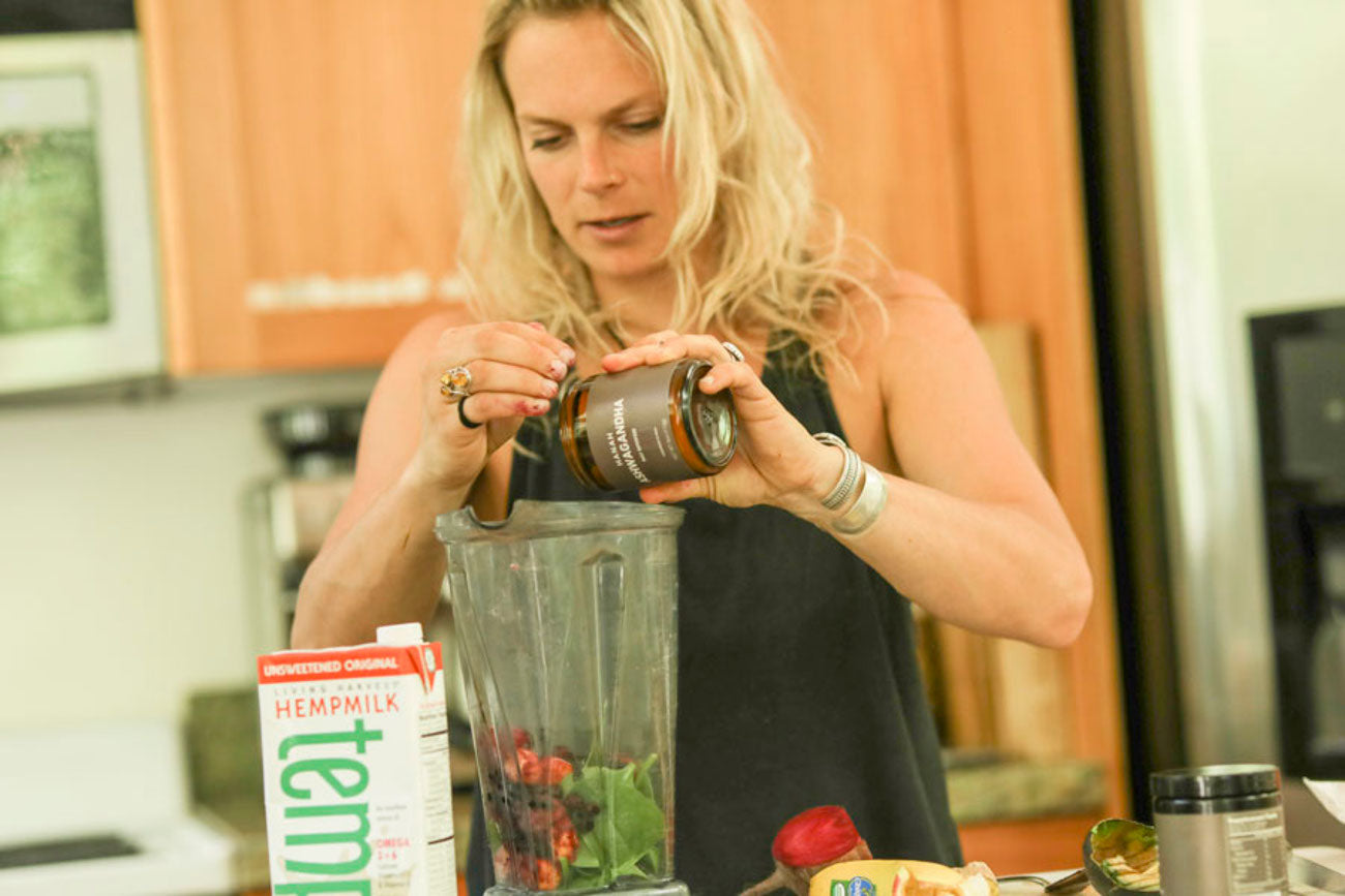 HANAH Hero Angel Collinson walks HANAH through her latest shoulder season smoothie with HANAH ONE and Ashwagandha+
